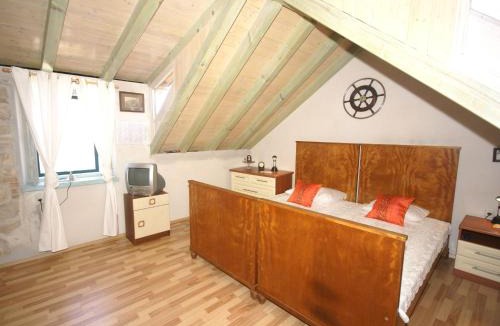Vis Apartment | Traditional house with two apartments