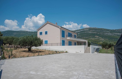 Rudine Villa | Tremendous 5-bedroom villa in Kaštel Novi with fitness room and heated pool.