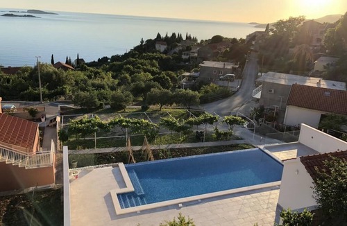 Plat House | Triple sea/pool view apartmant on the ground floor