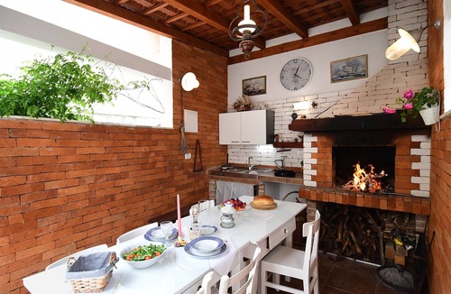 Kastel Kambelovac Apartment | Turrium Heritage Apartment Seaside With Patio and Barbecue