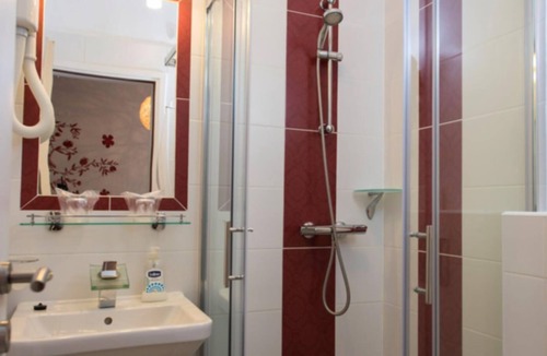 Dubrovnik Bed & Breakfast | Twin bed room, 500 year old guesthouse with pool
