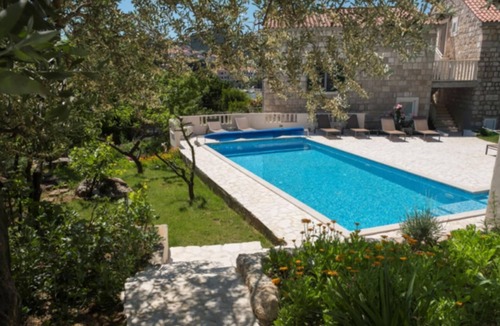 Dubrovnik Bed & Breakfast | Twin bed room, 500 year old guesthouse with pool