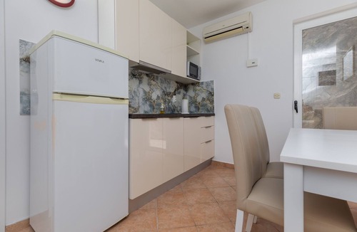 Ruskamen Apartment | Two bedroom apartment with balcony and sea view Lokva Rogoznica, Omiš (A-23105-c)