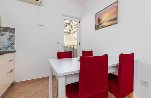 Ruskamen Apartment | Two bedroom apartment with balcony and sea view Lokva Rogoznica, Omiš (A-23105-d)