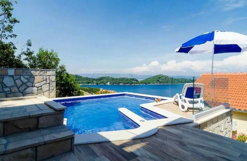 Sobra Apartment | Two bedroom apartment with a swimming pool by the beach Sobra, Mljet (A-22926-a)