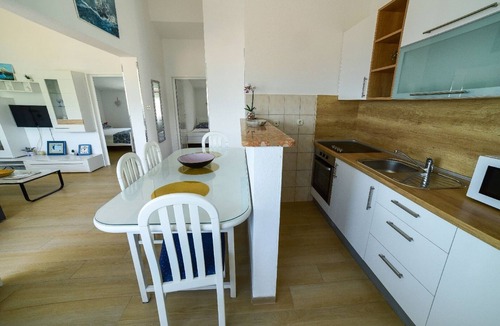 Businci Apartment | Two bedroom apartment with balcony and sea view Mavarštica, Čiovo (A-25405-c)