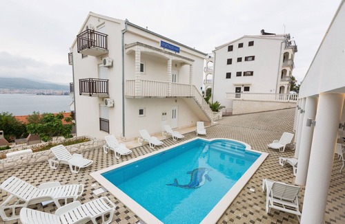 Okrug Donji Apartment | Two bedroom apartment with balcony and sea view Okrug Donji, Čiovo (A-8664-f)