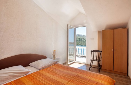 Podglavica Apartment | Two bedroom apartment near beach Stupin Čeline (Rogoznica) (A-21043-d)