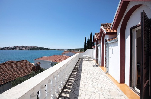 Podglavica Apartment | Two bedroom apartment near beach Stupin Čeline (Rogoznica) (A-21043-d)