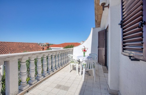 Podglavica Apartment | Two bedroom apartment near beach Stupin Čeline (Rogoznica) (A-21043-a)