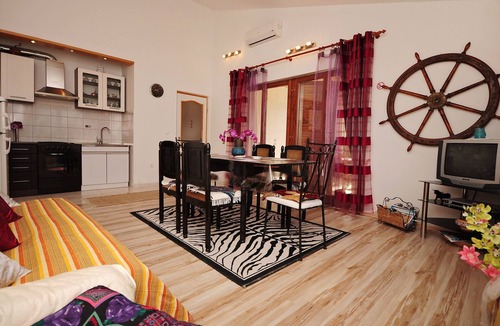 Jesenice Apartment | Two bedroom apartment with terrace and sea view Sumpetar, Omiš (A-7550-b)