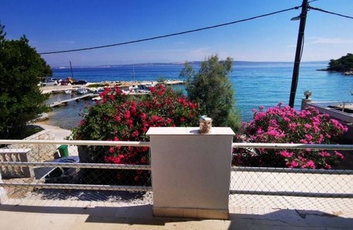 Kukljica Apartment | Two bedroom apartment near beach Kukljica, Ugljan (A-24177-a)
