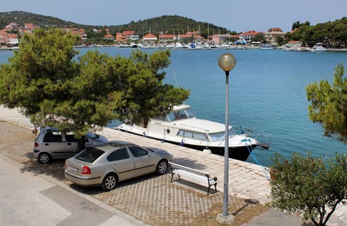 Kukljica Apartment | Two bedroom apartment near beach Kukljica, Ugljan (A-8252-a)