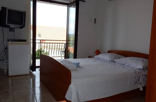 Loviste Apartment | Two bedroom apartment with balcony and sea view Lovište, Pelješac (A-18656-b)