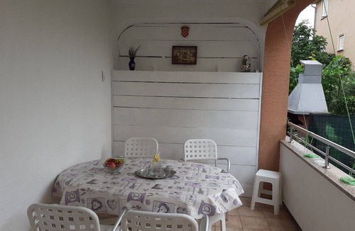 Zidarici Apartment | Two bedroom apartment with terrace Malinska (Krk) (A-19309-a)