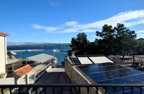 Porat Apartment | Two bedroom apartment with balcony and sea view Porat, Krk (A-19348-b)