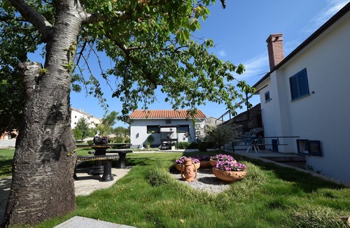 Porat Apartment | Two bedroom apartment with balcony and sea view Porat, Krk (A-19348-b)
