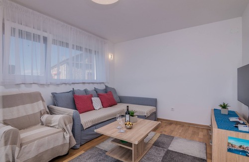 Malinska Apartment | Two bedroom apartment with terrace Malinska, Krk (A-23647-a)
