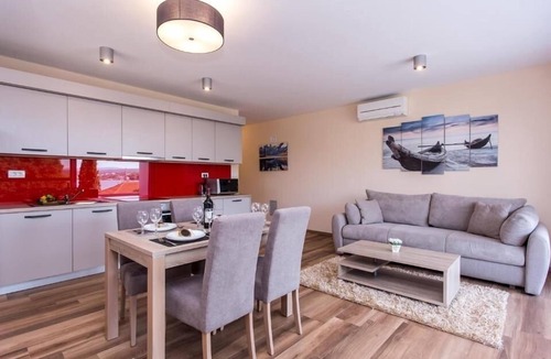 Malinska Apartment | Two bedroom apartment with balcony and sea view Malinska, Krk (A-24664-b)