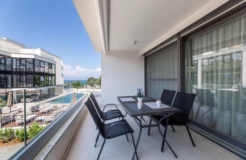 Malinska Apartment | Two bedroom apartment with balcony and sea view Malinska, Krk (A-24664-b)