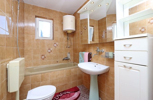 Malinska Apartment | Two bedroom apartment with terrace and sea view Malinska, Krk (A-421-a)