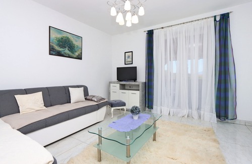 Malinska Apartment | Two bedroom apartment with terrace and sea view Malinska, Krk (A-421-a)