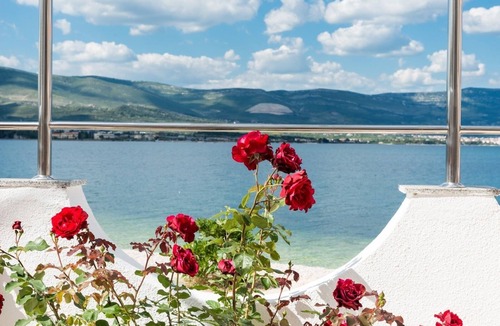 Arbanija Apartment | Two bedroom apartment with hot tub by the beach Arbanija, Čiovo (A-13576-a)