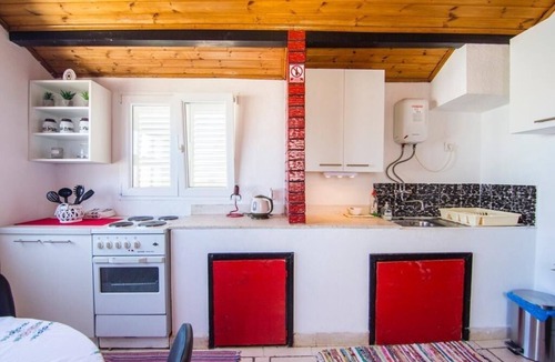 Splitska Apartment | Two bedroom apartment near beach Splitska, Brač (A-22683-a)
