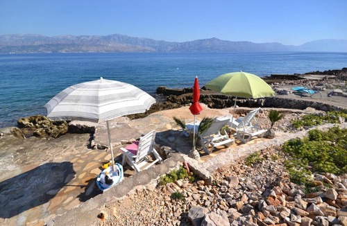 Splitska Apartment | Two bedroom apartment near beach Splitska, Brač (A-22683-a)
