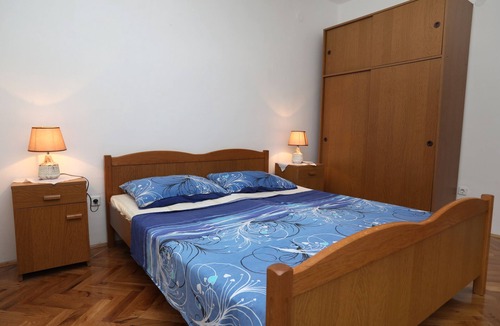 Vinisce Apartment | Two bedroom apartment with terrace Vinišće, Trogir (A-16439-a)