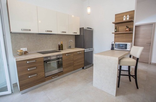 Tar Apartment | Two-Bedroom Apartment in Villa Valtrazza Noa IV with Balcony and Pool View