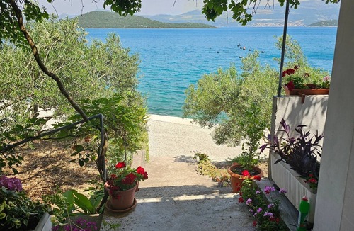 Dubrava Apartment | Two bedroom apartment near beach Cove Pještata (Pelješac) (A-10210-b)