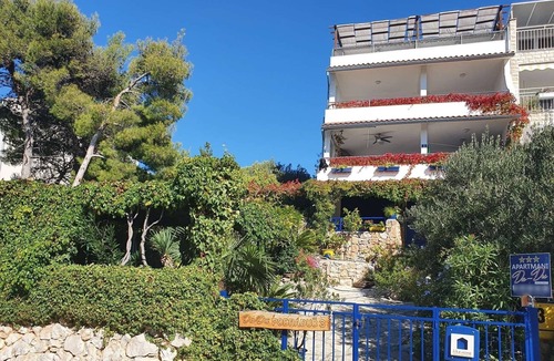 Susica Apartment | Two bedroom apartment near beach Murter (A-22397-a)
