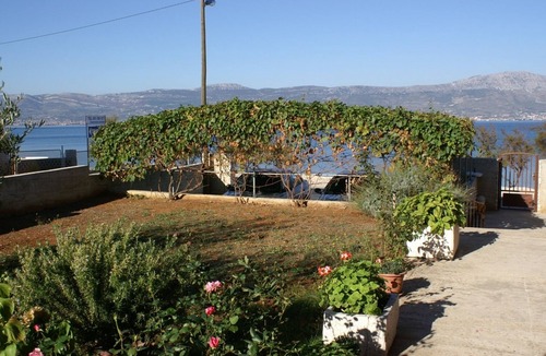 Slatine Apartment | Two bedroom apartment near beach Slatine, Čiovo (A-1128-b)