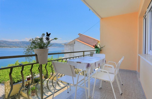 Arbanija Apartment | Two bedroom apartment near beach Arbanija, Čiovo (A-18661-a)
