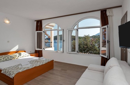Pokrivenik Apartment | Two bedroom apartment near beach Cove Pokrivenik, Hvar (A-10427-a)
