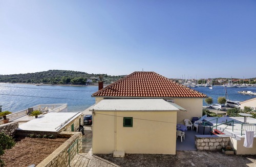 Jezera Apartment | Two bedroom apartment near beach Jezera, Murter (A-796-a)