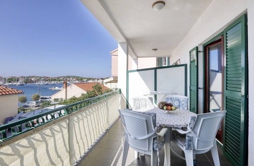 Jezera Apartment | Two bedroom apartment near beach Jezera, Murter (A-796-a)