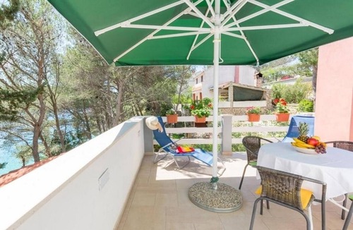 Cove Osibova (Milna) Apartment | Two bedroom apartment near beach Cove Osibova, Brač (A-20093-a)