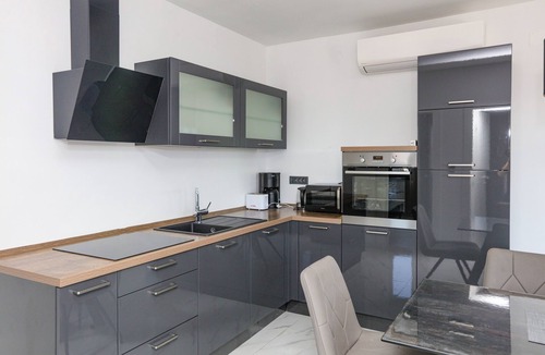 Srima Apartment | Two bedroom apartment near beach Srima - Vodice, Vodice (A-24956-c)