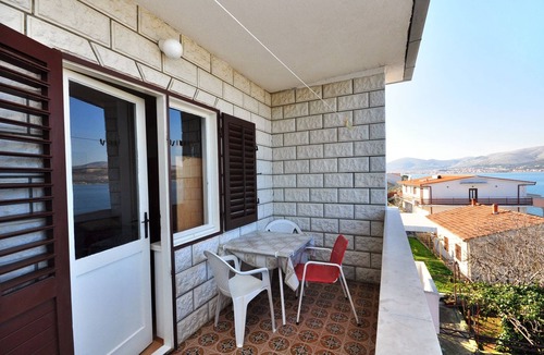 Arbanija Apartment | Two bedroom apartment near beach Arbanija, Čiovo (A-1085-b)