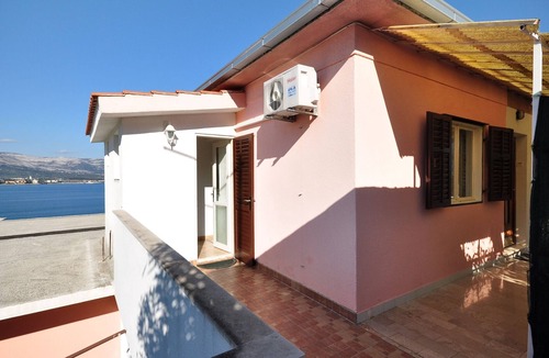 Arbanija Apartment | Two bedroom apartment near beach Arbanija, Čiovo (A-1085-b)