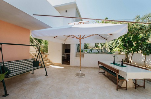 Arbanija Apartment | Two bedroom apartment near beach Arbanija, Čiovo (A-1085-b)
