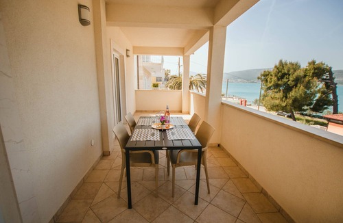 Arbanija Apartment | Two bedroom apartment near beach Mastrinka, Čiovo (A-11711-a)