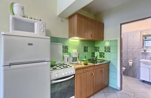 Vrbanj Apartment | Two bedroom apartment near beach Basina, Hvar (A-5699-a)