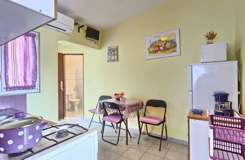 Vrbanj Apartment | Two bedroom apartment near beach Basina, Hvar (A-5699-c)
