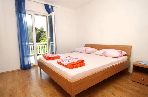 Gdinj Apartment | Two bedroom apartment near beach Cove Pobij, Hvar (A-8702-a)