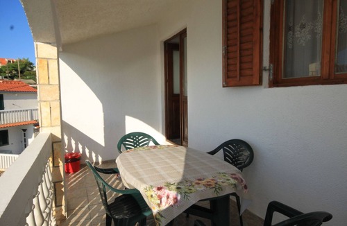 Rukavac Apartment | Two bedroom apartment near beach Rukavac (Vis) (A-1154-e)