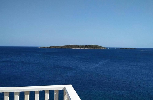 Milna Apartment | Two bedroom apartment near beach Milna, Vis (A-2461-c)