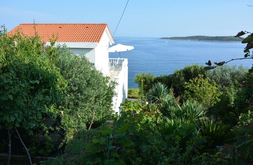 Milna Apartment | Two bedroom apartment near beach Milna, Vis (A-8944-a)